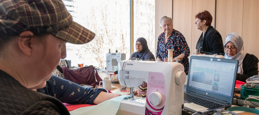 vrouwen met naaimachine